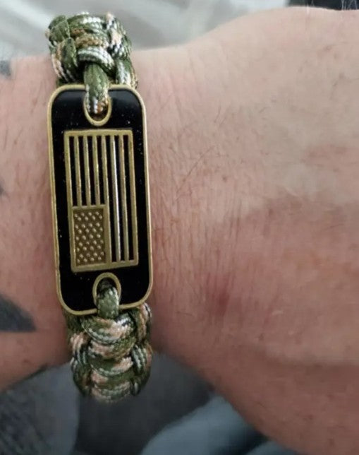 Camouflage paracord bracelet

